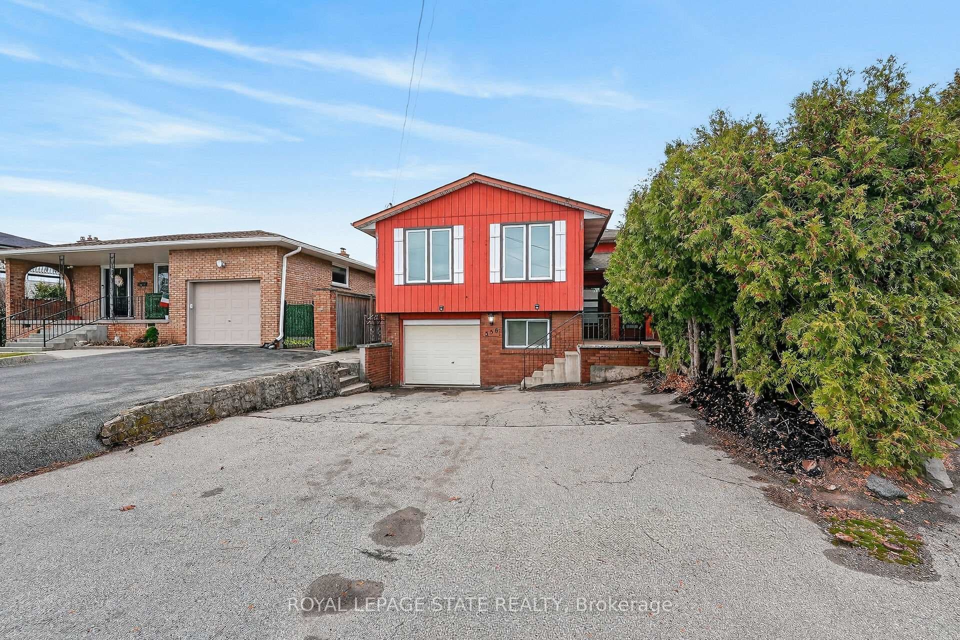 Large Driveway (Potential 5 Cars)